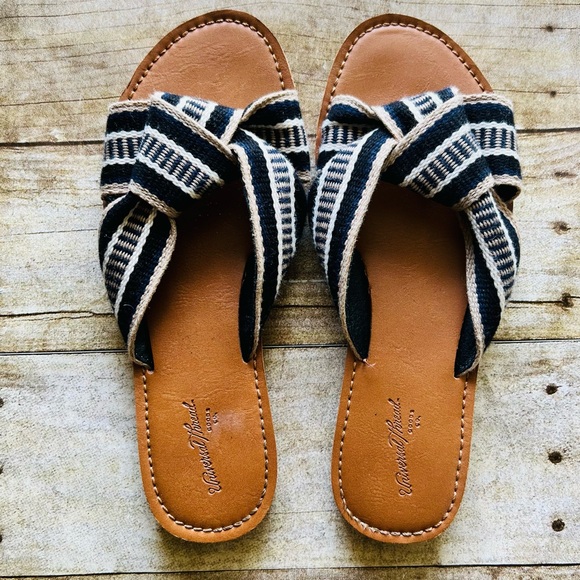 Universal Threads Size 6 Striped Sandals - Picture 2 of 10